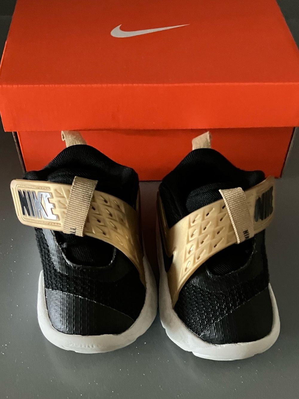 Nike Team Hustle D 12 TD Toddler Shoes 5C Black Metallic Gold HF6281-003 w Box